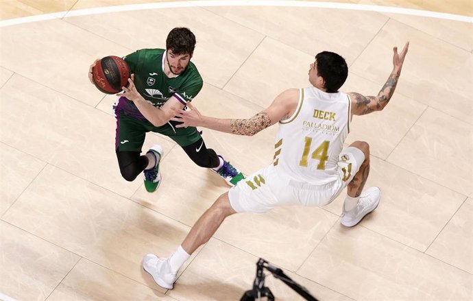 Brizuela (Unicaja) y Deck (Real Madrid)