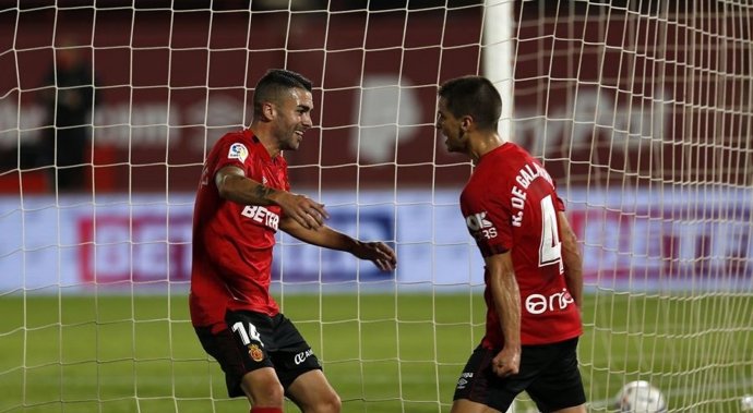 Los jugadores del RCD Mallorca Dani Rodríguez e Íñigo Ruiz de Galarreta