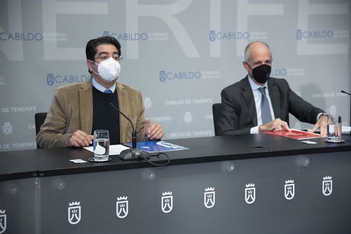 El presidente del Cabildo de Tenerife, Pedro Martín, y el presidente de la Cámara de Comercio de Santa Cruz de Tenerife, Santiago Sesé