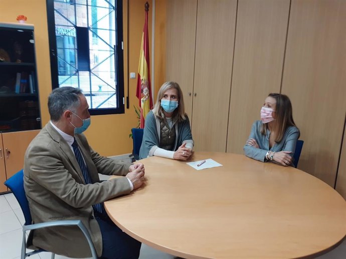 La subdelegada del Gobierno en Huelva, Manuela Parralo, visita la Oficina de Extranjería.