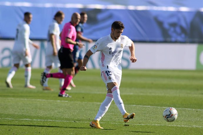 Fede Valverde juega un balón en el Real Madrid-Huesca de LaLiga Santander 2020-2021