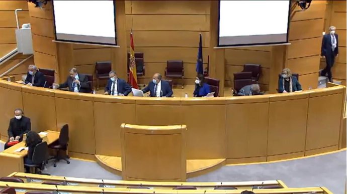 Un senador sufre una caída durante la comparecencia del gobernador de Banco de España en la Comisión de Presupuestos.