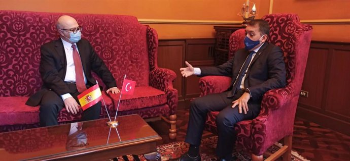 El embajador de Turquía en España, Cihad Erginay, en una reunión con el alcalde de Santa Cruz de Tenerife, José Manuel Bermúdez