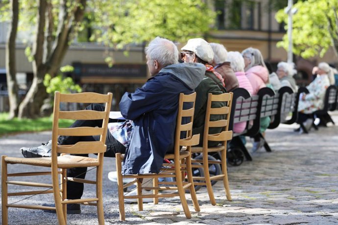 Imagen de archivo de varias personas sentadas en Suecia durante la pandemia.