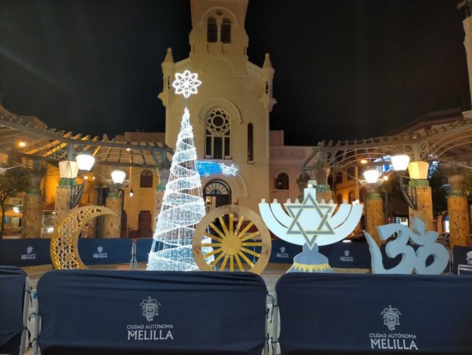 Stand ante la principal Iglesia católica de Melillla, la Parroquia del Sagrado Corazón, con los símbolos de las culturas musulmana, judía, hindú, gitana y un árbol por la parte cristiana