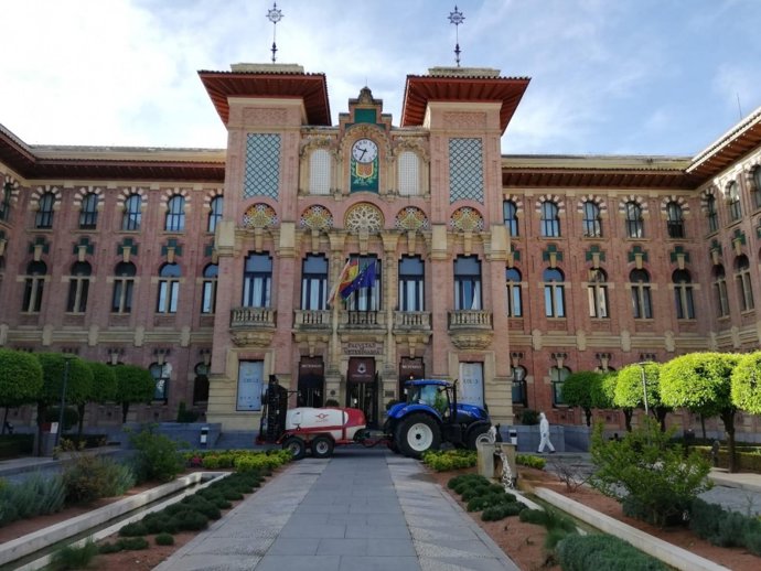 Trabajos de desinfección por el Covid-19 realizados en el Rectorado de la UCO, en una imagen de archivo.