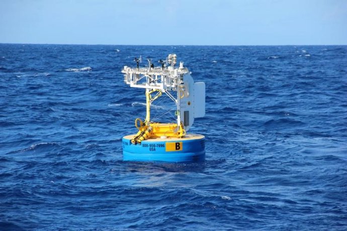 Frente a la costa de Hawái, una boya de la estación de la serie temporal de océanos de Hawái del Instituto Oceanográfico Woods Hole (WHOI) realiza mediciones de la presión superficial del océano