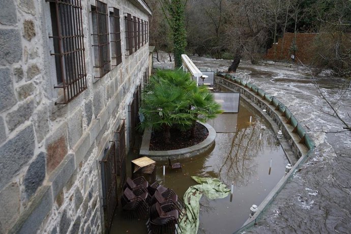 Crecida del río Eresma a su paso por la Alameda del Parral, en Segovia.