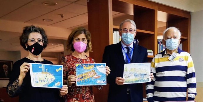 El jurado con las tres postales ganadoras del concurso de la APA