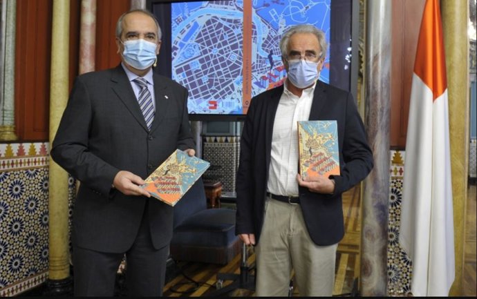 El concejal de Euskera y Educación, Koldo Narbaiza, y Adolfo Arejita, presidente de la Fundación Labayru, presentan el libro.