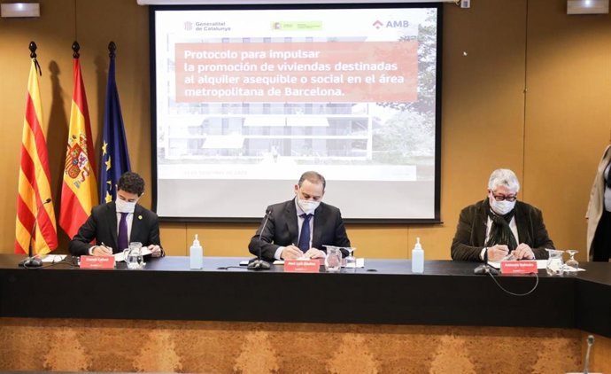 El conseller de Territorio y Sostenibilidad de la Generalitat, Dami Calvet; el ministro de Transporte, Movilidad y Agenda Urbana, José Luis Ábalos, y el vicepresidente ejecutivo del Área Metropolitana de Barcelona, Antonio Balmón.
