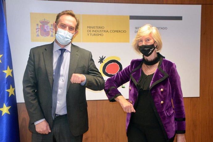 La consejera de Turismo, Marina Lombó, con el secretario de Estado de Turismo, Fernando Valdés, en la reunión que han mantenido en Madrid