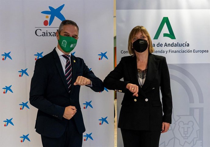 El consejero de Hacienda, Juan Bravo, y la directora territorial de CaixaBank en Andalucía Occidental y Extremadura, Maria Jesús Catalá, este viernes durante la firma del crédito de 1.704 millones de euros.