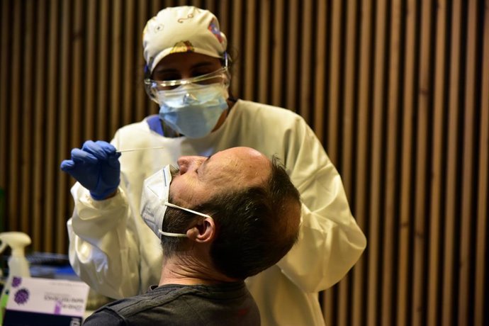 Realización de test de antígenos de detección del COVID-19 en el Recinto Modernista del Hospital de Sant Pau para en Barcelona, Catalunya (España), a 10 de diciembre de 2020. El departamento de salud de la Generalitat inició hace diez días cribados inte
