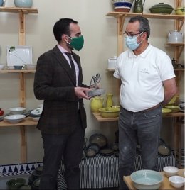El delegado de Empleo, Formación, Trabajo Autónomo, Transformación Económica, Conocimiento, Industria y Universidades, Ángel Herrador (izda.), junto a un artesano cordobés