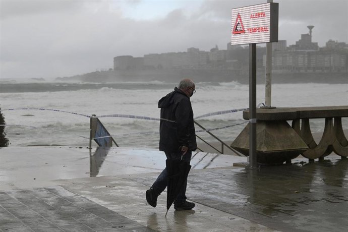 Un hombre en la Playa de Riazor durante un temporal costero en A Coruña.