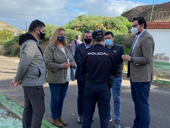 Diputados y senadores del PP a las puertas del CATE de Barranco Seco