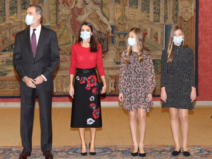 Els reis i les seves filles Elionor i Sofia han presidit la reunió del Patronat de la Fundació Princesa de Girona.