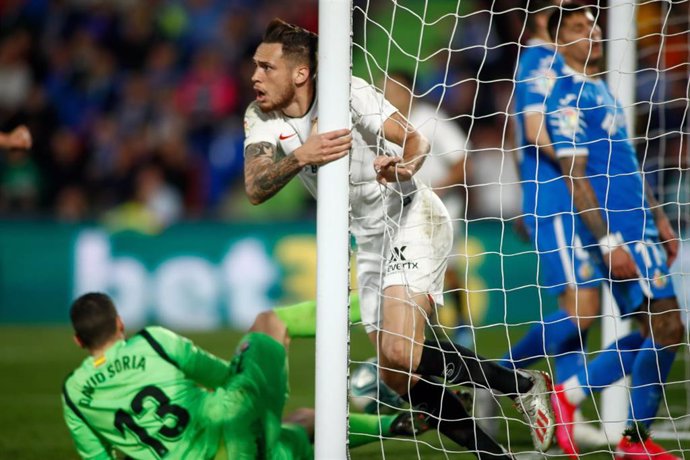 Lucas Ocampos celebra un gol en el Getafe-Sevilla de LaLiga Santander 2019-2020