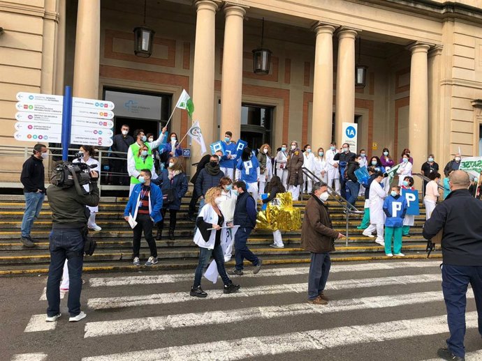 Concentració de professionals sanitaris a les portes de l'Hospital Vall d'Hebron de Barcelona.