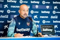 Paco López: "Lo normal es que el Barça sea superior pero, ¿por qué no sacar algo positivo?"