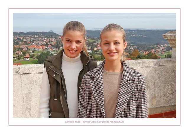Lor Reyes felicitan la Navidad con una imagen de Leonor y Sofía en Somao (Pravia)