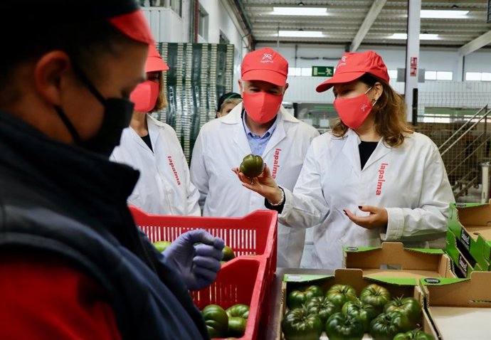 Carmen Crespo, a la derecha en la imagen, en la cooperativa agraria La Palma