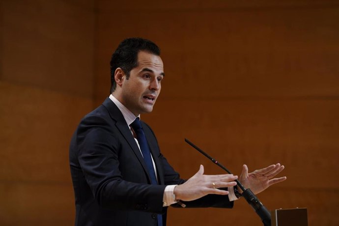 El vicepresidente, consejero de Deportes, Transparencia y portavoz de la Comunidad de Madrid, Ignacio Aguado, comparece en rueda de prensa posterior al Consejo de Gobierno de la comunidad, en la Real Casa de Correos, Madrid (España), a 9 de diciembre de