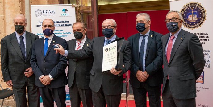 José Luis Mendoza recibe la insignia de oro de la AIF