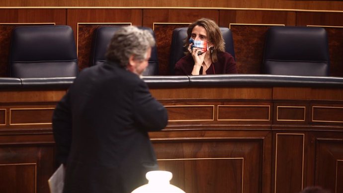 El portavoz de Transición Ecológica de Unidas Podemos en el Congreso, Juantxo López de Uralde (i), y la vicepresidenta cuarta y ministra para la Transición Ecológica, Teresa Ribera, durante una sesión plenaria en la Cámara Baja, en Madrid (España), a 2 