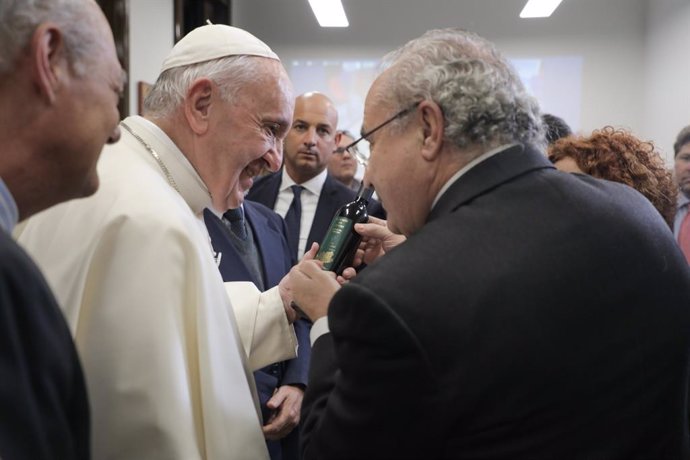 El Papa Francisco recibe la botella de aceite de oliva de Carboneros.