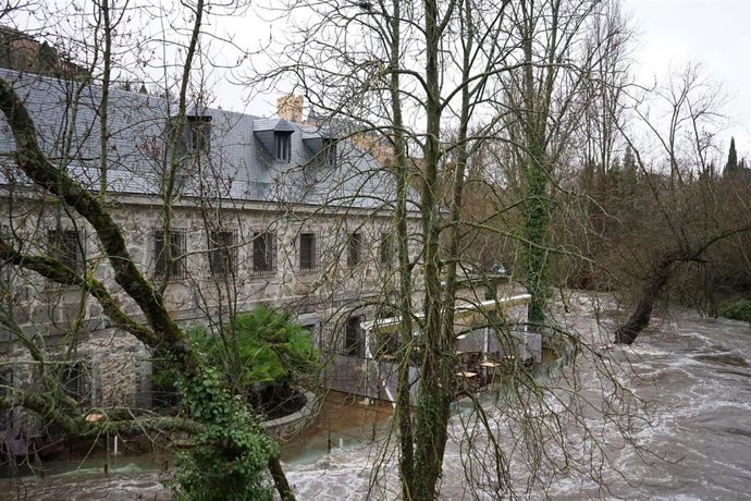 Desbordamiento del río Eresma a su paso por la Alameda del Parral, en Segovia.