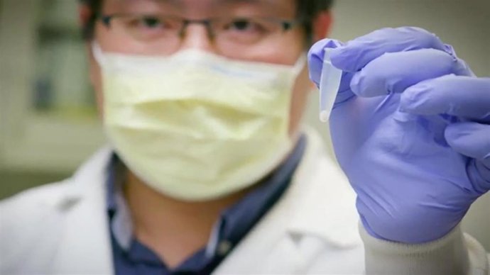 Imagen de archivo de un trabajador de un laboratorio.