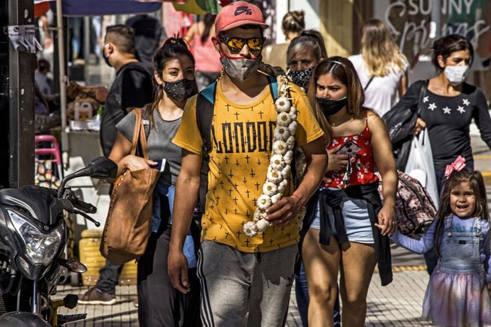 Imagen de archivo de un grupo de transéuntes en una calle de Buenos Aires durante la pandemia.