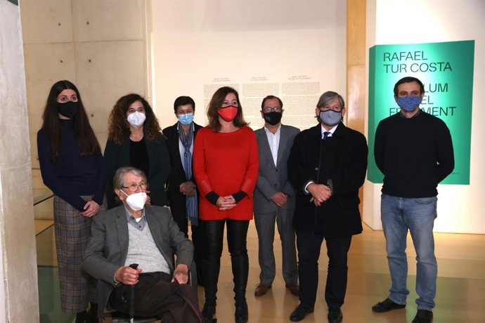 La presidenta del Govern, Francina Armengol, asiste junto a otras autoridades a la inauguración de la exposición 'La Llum del fragment', del artista Rafel Tur Costa.