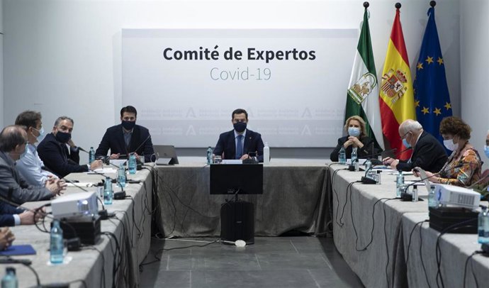 El  presidente de la Junta, Juanma Moreno (c), durente la reunión del Consejo Asesor de Alertas de Salud Pública de Alto Impacto (Comité de Expertos). En Sevilla (Andalucía, España), a 10 de diciembre de 2020.