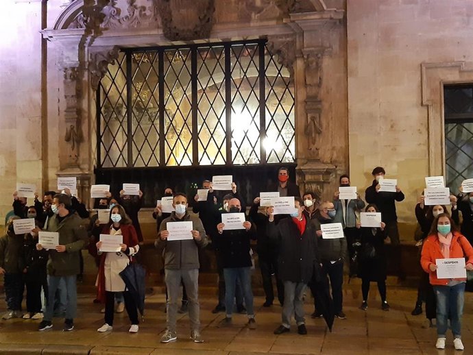 Alrededor de unas 50 personas se han concentrado en Palma para denunciar la situación "crítica" del periodismo en Baleares.
