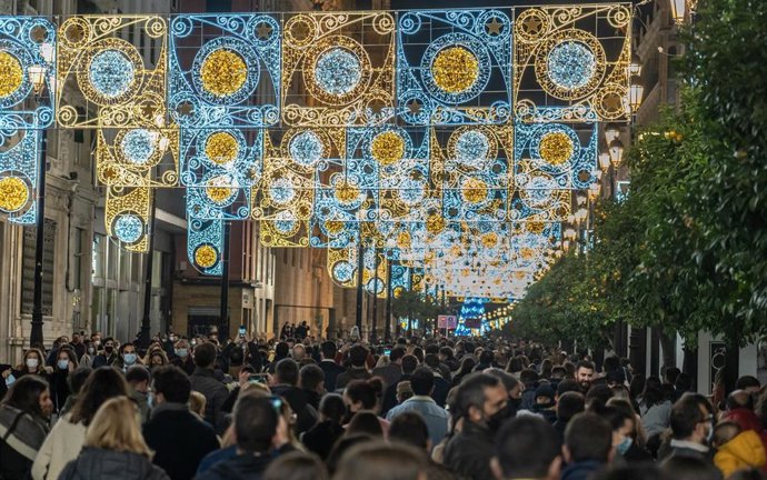 Muchos sevillanos han acudido a la Av de la Constitución para ver el encendido de las luces de navidad. Sevilla a o6 de diciembre 2020