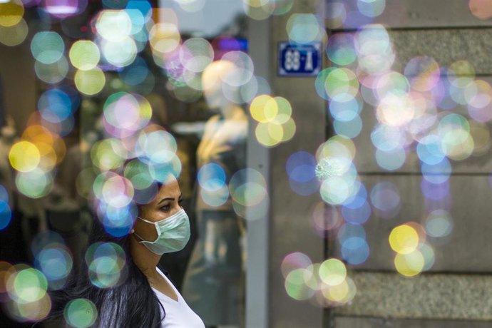 Una mujer con mascarilla en Ankara.