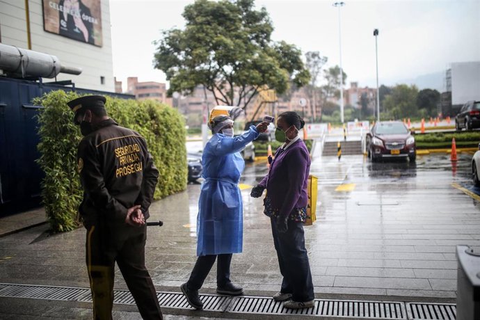 Una persona se somete a una prueba de temperatura antes de entrar a un centro comercial de Bogotá, Colombia.