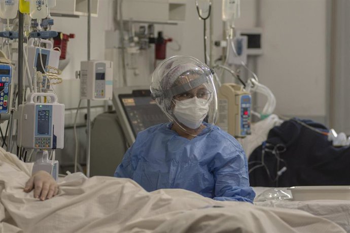 Una enfermera atienda a un paciente de coronavirus en un hospital de Sante Fe, en el norte de Argentina.