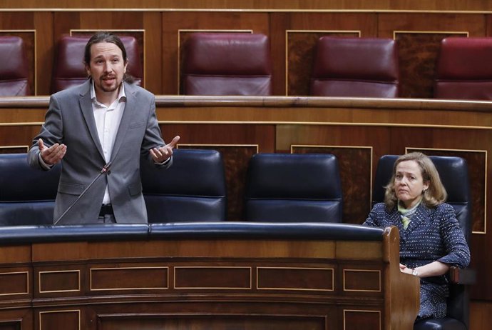 El vicepresidente segundo del Gobierno, Pablo Iglesias, durante una sesión de Control al Ejecutivo que se celebra en el Congreso. Junto a él, la vicepresidenta económica, Nadia Calviño, en Madrid (España), a 13 de mayo de 2020.