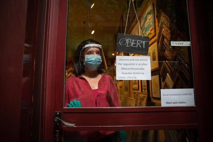 Anna María, propietaria de la tienda de marcos Art i Paper (Calle Craywinckel) atiende con cita previa a sus clientes desde el pasado 4 de mayo durante la Fase 0 de la Desescalada instaurada por el Gobierno para prevenir el coronavirus, ahora espera cam