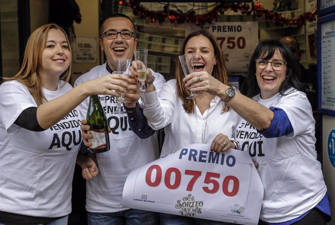 Trabajadores de la administración de la Avenida del Puerto, 173 en Valencia, celebran en su local que han distribuido parte del tercer premio del Sorteo Extraordinario de la Lotería de Navidad 2019, en Valencia (España), a 22 de diciembre de 2019.