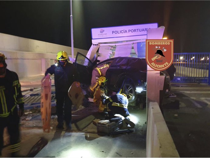 Bomberos Del Speis Rescatan A Una Persona Atrapada En El Interior Del Vehículo Que Se Ha Estrellado Contra La Caseta De Control De La Autoridad Portuaria
