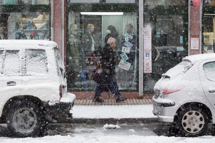 Un hombre camina en medio de una gran nevada en Becerrea, en Lugo, Galicia (España), a 4 de diciembre de 2020. Hoy se ha producido la primera gran nevada del otoño en la montaña lucense. La intensa nevada que está cayendo sobre el centro de la provincia