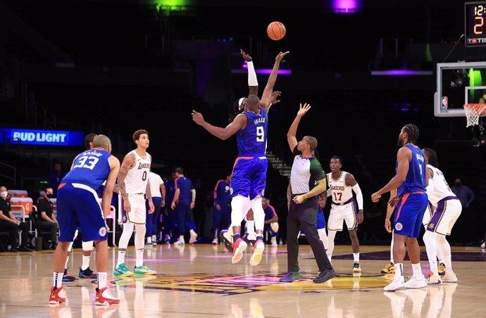 Serge Ibaka debuta con los Clippers en el derbi de Los Angeles ante los Lakers