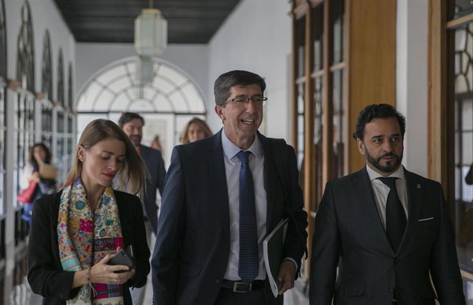 El vicepresidente de la Junta de Andalucía, Juan Marín (c), junto al viceconsejero de Turismo, Regeneración, Justicia y Adm. Local, Manuel Alejandro Cardenete (d), en una foto de archivo.