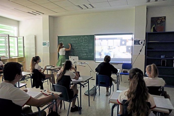 Alumnos atienden durante una clase semipresencial de Matemáticas impartida en un colegio madrileño