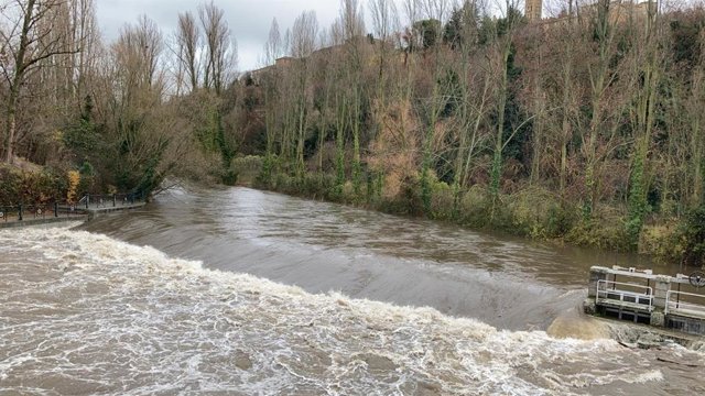 Crecida del río Eresma a su paso por la Alameda del Parral, en Segovia.